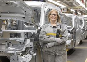 Imagine: Renault, de partea egalității: Salariile angajaților femei și bărbați au...