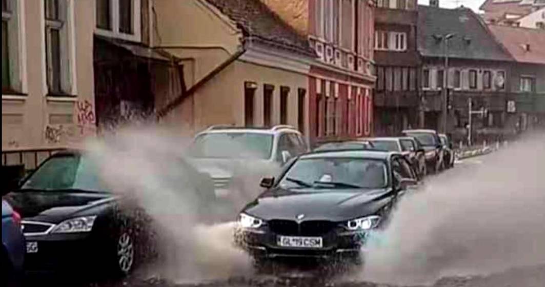 Imagine pentru articolul: Pietoni din Brașov, udați din cap până în picioare de un șmecher cu BMW