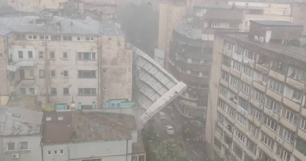 Imagine pentru articolul: Pericol in Bucuresti: schele smulse de vant dupa o vijelie de 10 minute. Primaria Capitalei: rafalele de vant au inregistrat si 36 km/h