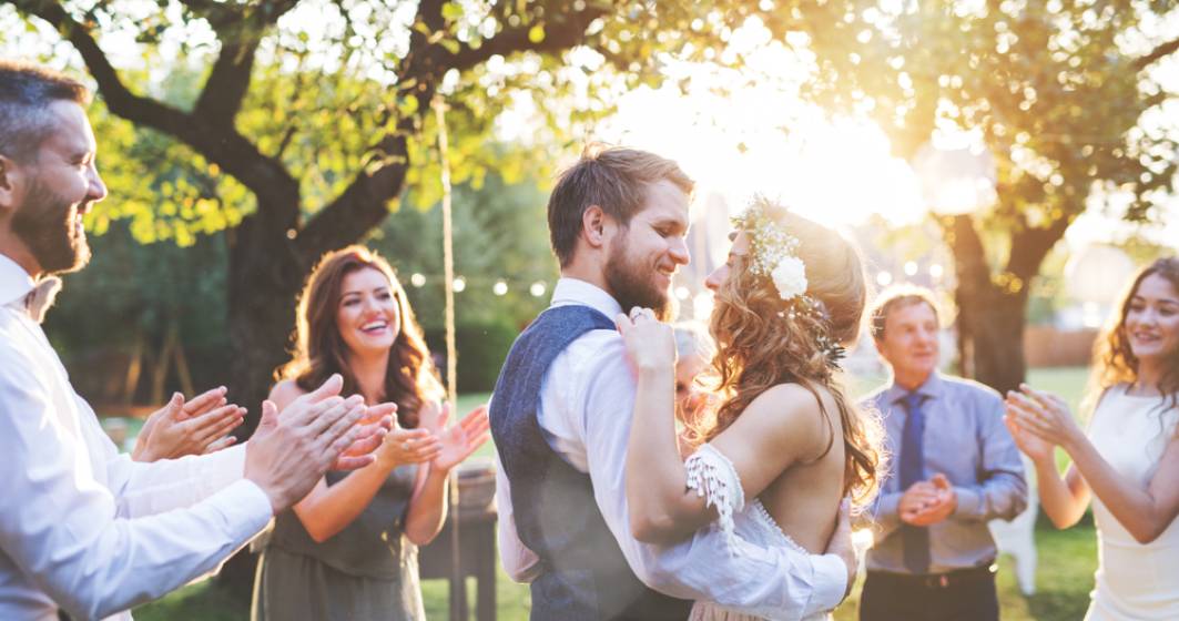 Imagine pentru articolul: Lege: Căsătoria civilă se va putea încheia și în grădini publice, parcuri, muzee sau „locuri în aer liber”