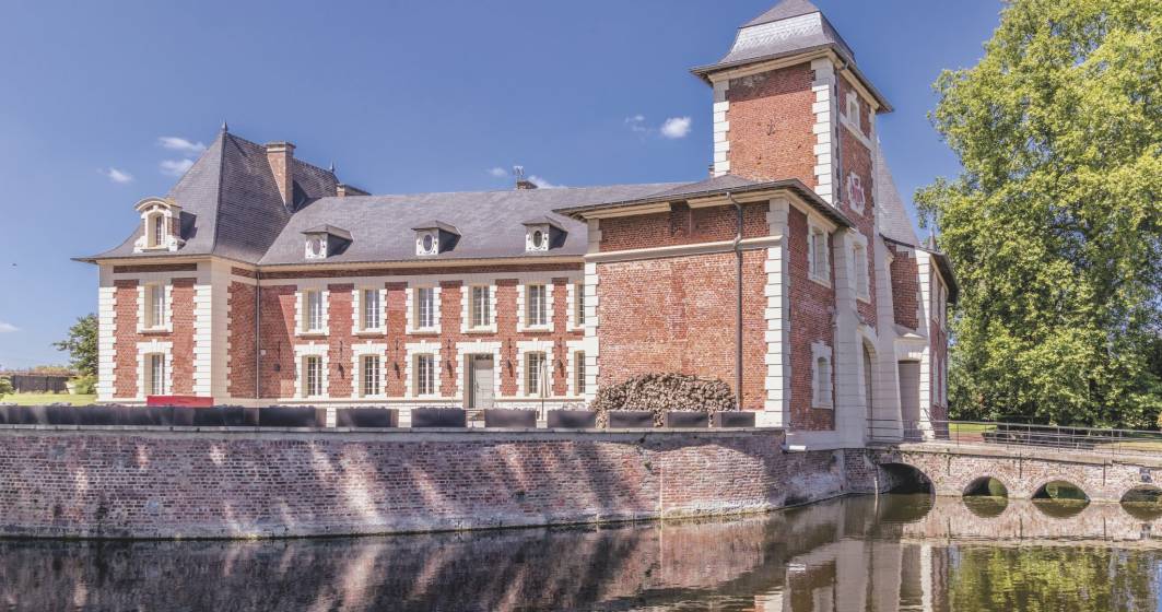 Imagine pentru articolul: Cauți un „chateau” cu canal de apărare în nordul Franței? Tocmai a fost scos unul la vânzare!