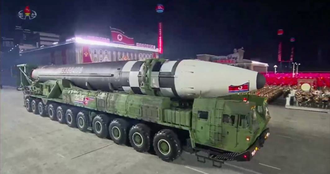 Imagine pentru articolul: Coreea de Nord a SURPRINS cu o rachetă URIAȘĂ la parada militară de aniversare a partidului