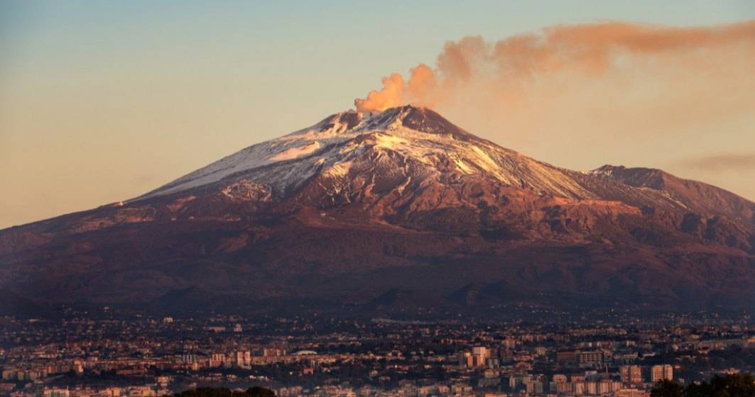 Imagine pentru articolul: VIDEO | Erupțiile vulcanului Etna au acoperit drumurile cu cenușă