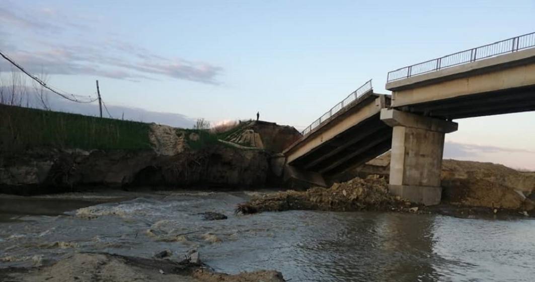 Imagine pentru articolul: Un pod din județul Vrancea s-a prăbușit. Autoritățile dau vina pe ploaie