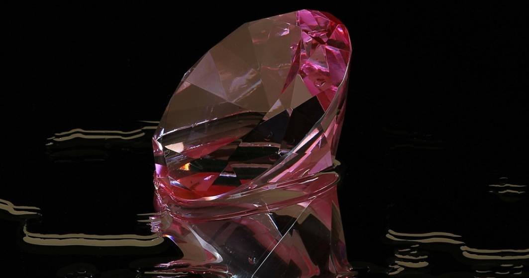 Imagine pentru articolul: Un diamant violet-roz foarte rar, estimat la 38 mil. dolari, scos la licitație
