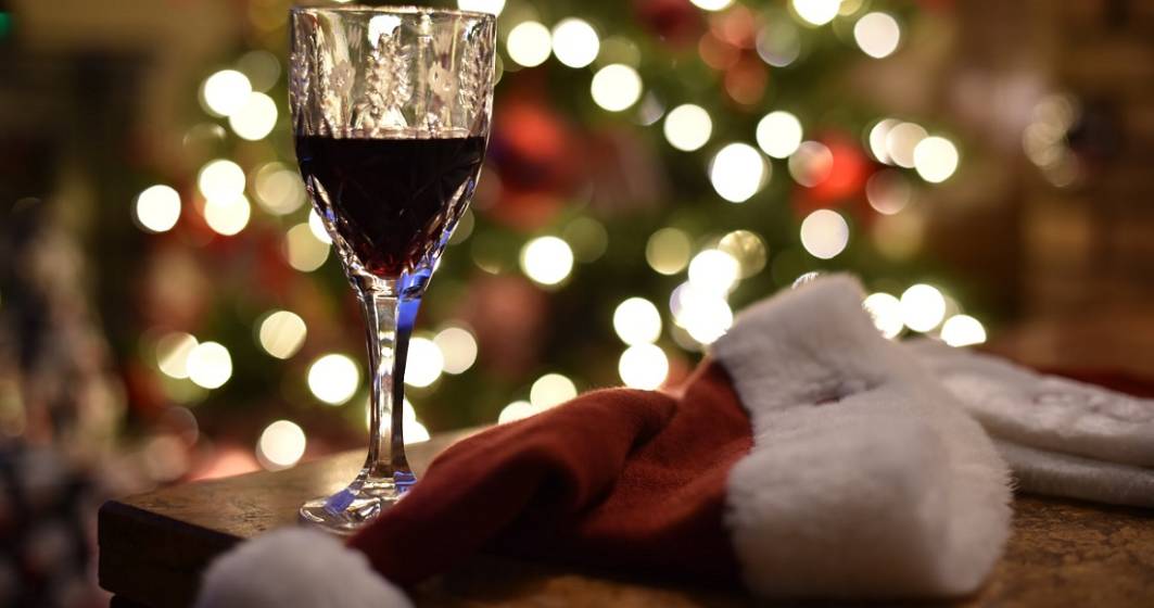 Imagine pentru articolul: Ce bem și cum bem la masa de Crăciun. Sfaturi de la un expert pentru a te bucura de vin fără mahmureală