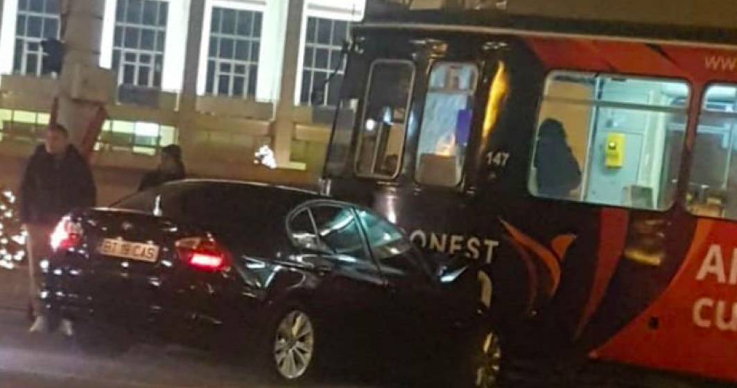 Imagine pentru articolul: Un BMW s-a infipt intr-un tramvai, la Iasi