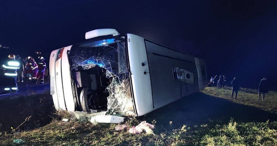 Imagine pentru articolul: Un autocar cu 33 de pasageri s-a răsturnat într-un șanț, la Arad. A fost activat planul roșu de intervenție