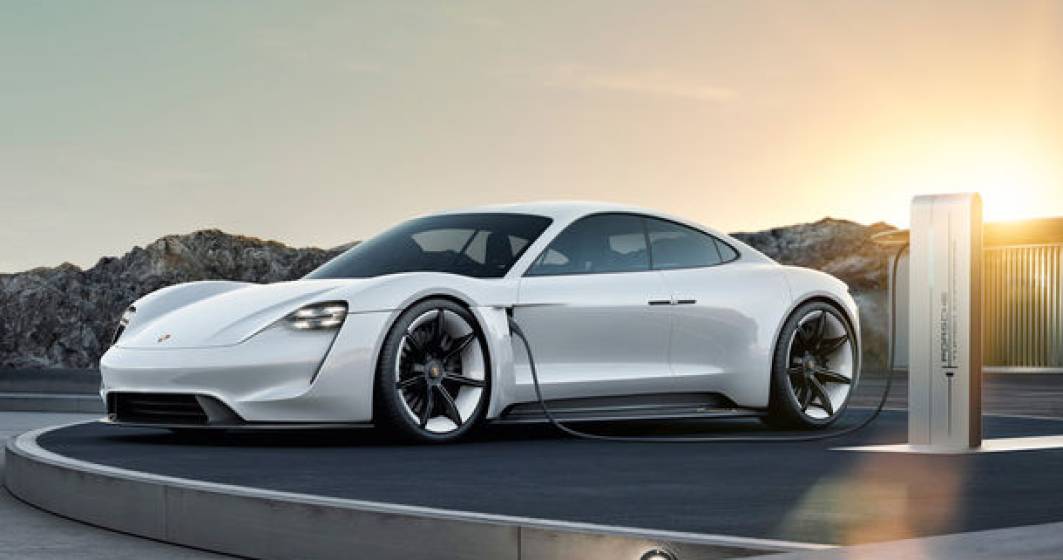 Imagine pentru articolul: Sportiva electrica Porsche Taycan a ajuns deja la 20.000 de precomenzi. Versiunea de serie va fi prezentata in septembrie