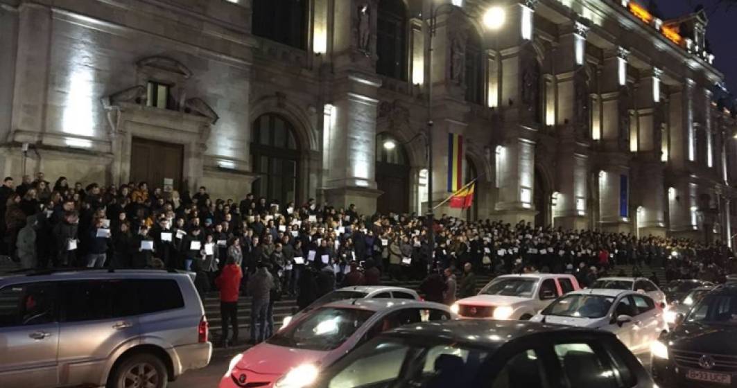 Imagine pentru articolul: Circa 500 de magistrati protesteaza pe treptele Palatului de Justitie