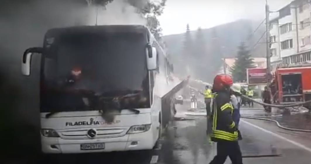 Imagine pentru articolul: VIDEO Un autocar cu 46 de persoane s-a făcut scrum după ce a luat foc în mers pe DN1