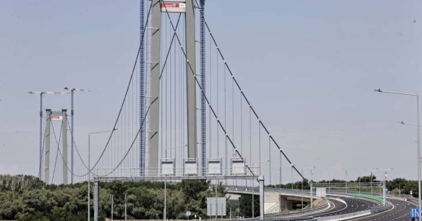 Imagine pentru articolul: La doar un an de la deschiderea lui, Podul de la Brăila va fi reasfaltat. Cât...