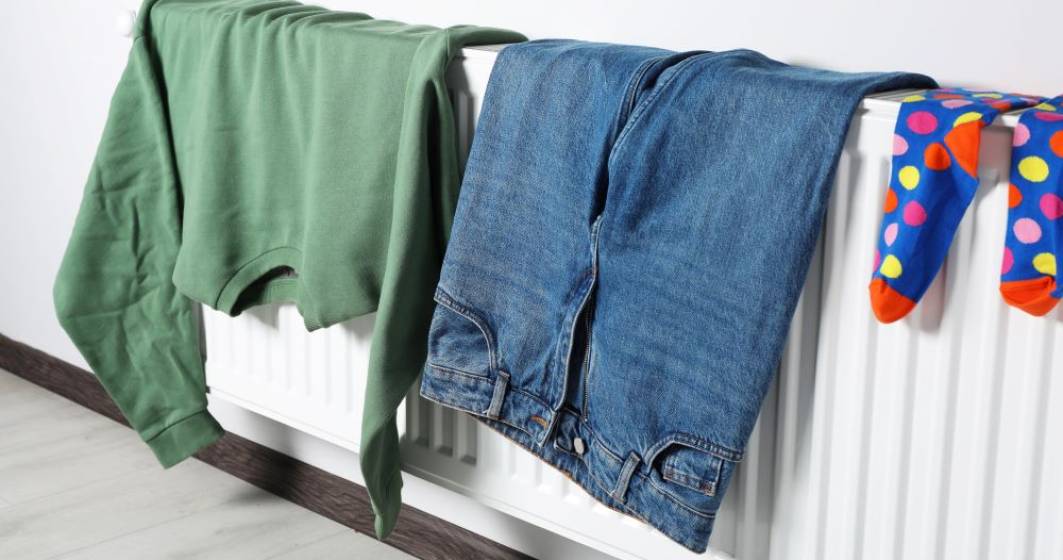 Imagine pentru articolul: De ce nu e bine să ne uscăm hainele pe calorifer? Soluțiile oferite de un expert