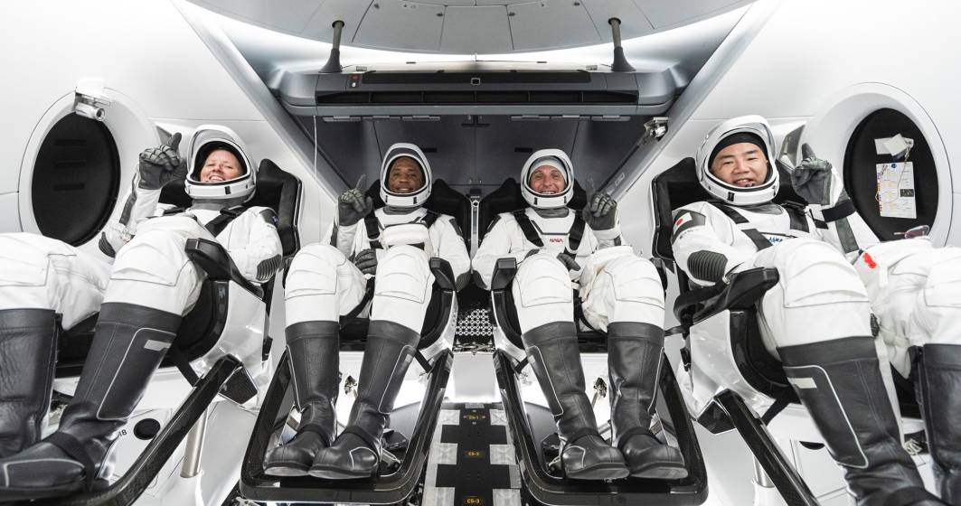 Imagine pentru articolul: Cei patru astronauţi din cadrul misiunii Crew-1 a SpaceX au revenit pe Pământ