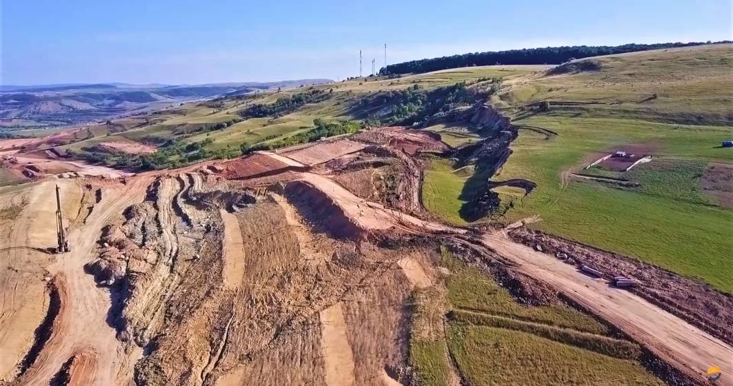 Imagine pentru articolul: VIDEO | O alunecare de teren masivă a avut loc pe Autostrada Transilvania, între Nădășelu și Zimbor