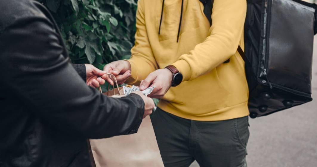 Imagine pentru articolul: O analiză Glovo arată că românii sunt printre cei mai darnici clienți când vine vorba de bacșiș