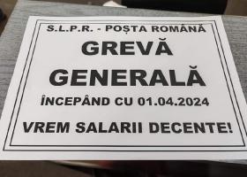 Imagine: Angajații Poștei Române „luptă” cu obiectul muncii: trimit mii de scrisori...