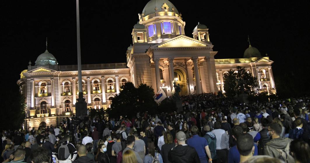 Imagine pentru articolul: Proteste violente în Serbia după ce preşedintele a luat decizia de a reimpune starea de urgenţă din cauza pandemiei