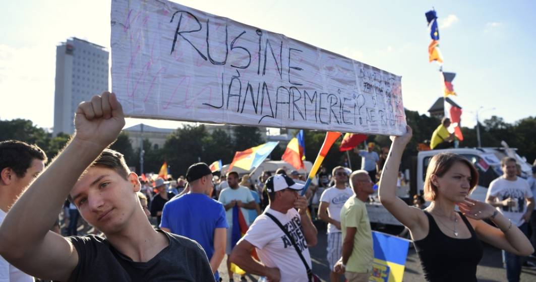 Imagine pentru articolul: Protest Piata Victoriei: peste 5.000 persoane. In piata a ajuns si presedintele PNL, Ludovic Orban