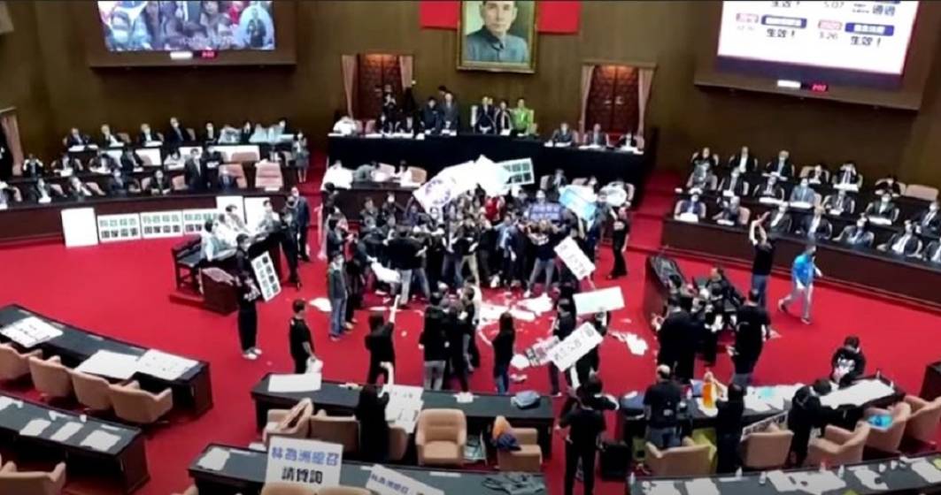 Imagine pentru articolul: VIDEO | Bătaie cu măruntaie de porc în Parlamentul din Taiwan