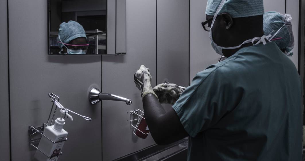 Imagine pentru articolul: Premiera. Un spital vrea sa monitorizeze daca medicii se dezinfecteaza pe maini cand interactioneaza cu pacientii