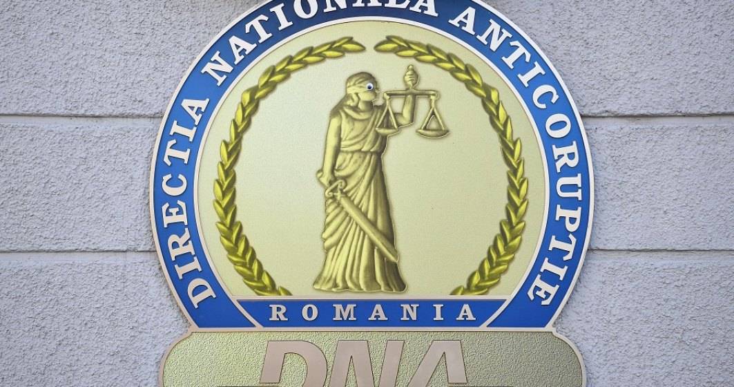 Imagine pentru articolul: Șeful Direcției Vamale București și mai mulți vameși, luați de DNA. Șpagă cu sute de perechi de adidași și 1.000 de parfumuri contrafăcute.