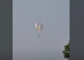 Imagine: Coreea de Nord trimite peste 90 de baloane pline cu gunoi şi murdărie în...