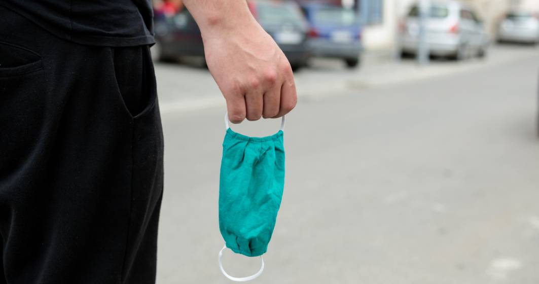 Imagine pentru articolul: Coronavirus: Primăria Romei va aplica amenzi de până la 500 de euro celor care aruncă măşti pe stradă