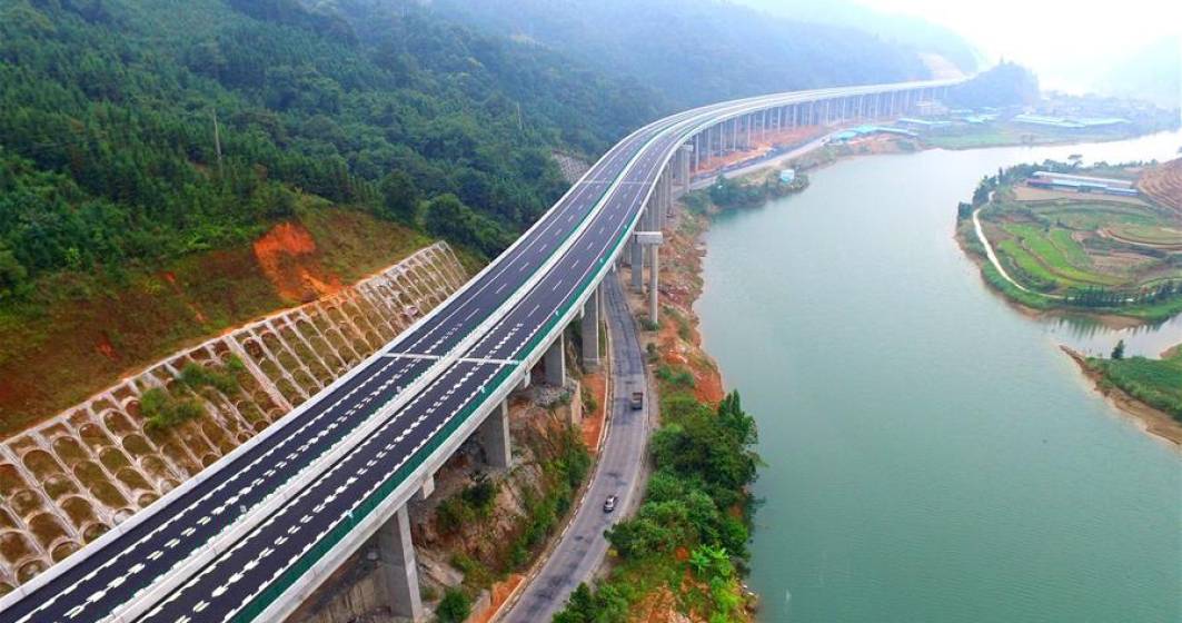Imagine pentru articolul: Chinezii au construit o noua autostrada, de 135 de km, intr-o zona muntoasa in doar 6 luni