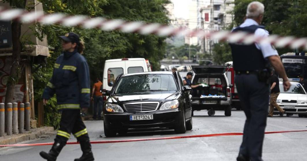 Imagine pentru articolul: Fostul premier elen Lucas Papademos, ranit intr-un atac, la Atena