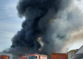 Imagine: Incendiu puternic la un depozit de anvelope din Medgidia