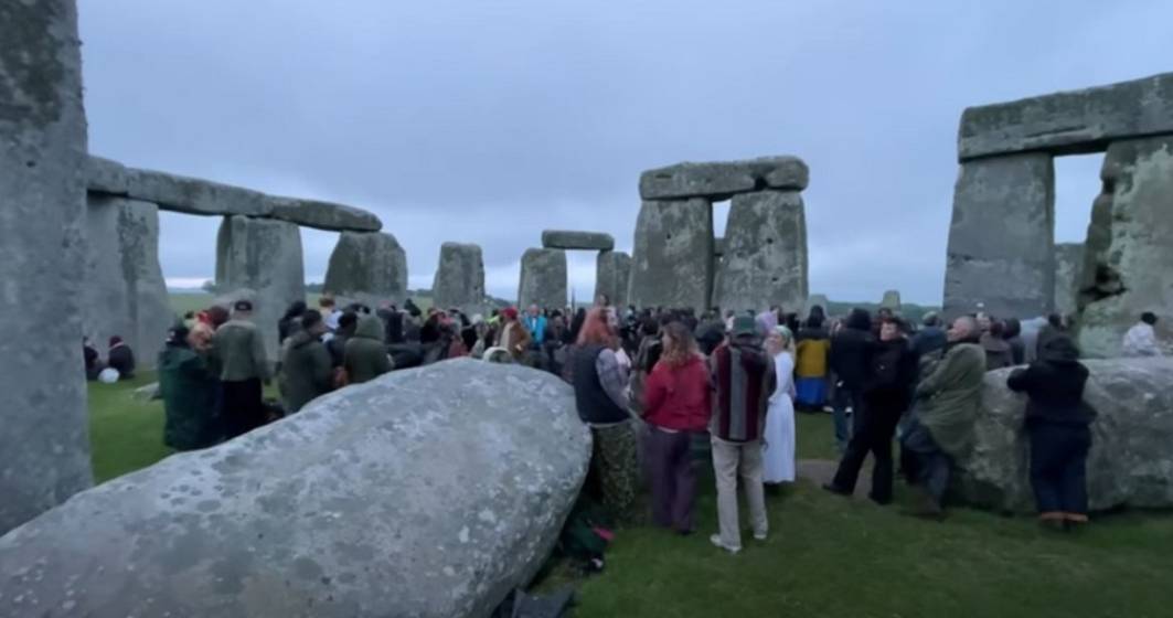 Imagine pentru articolul: Britanicii au luat cu asalt Monumentul de la Stonehenge pentru a sărbători solstițiul