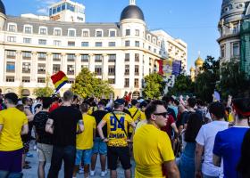 Imagine: GALERIE FOTO | Românii au ieșit în stradă să sărbătorească victoria...