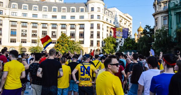 Imagine pentru articolul: GALERIE FOTO | Românii au ieșit în stradă să sărbătorească victoria...