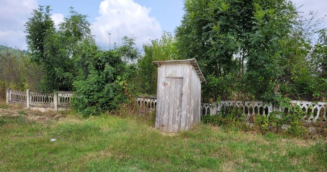 Imagine pentru articolul: GALERIE FOTO: Cum ar fi ca toaletele din fundul curții să fie mutate în interiorul școlii? O asociație are în plan să facă asta la o școală dintr-un sat