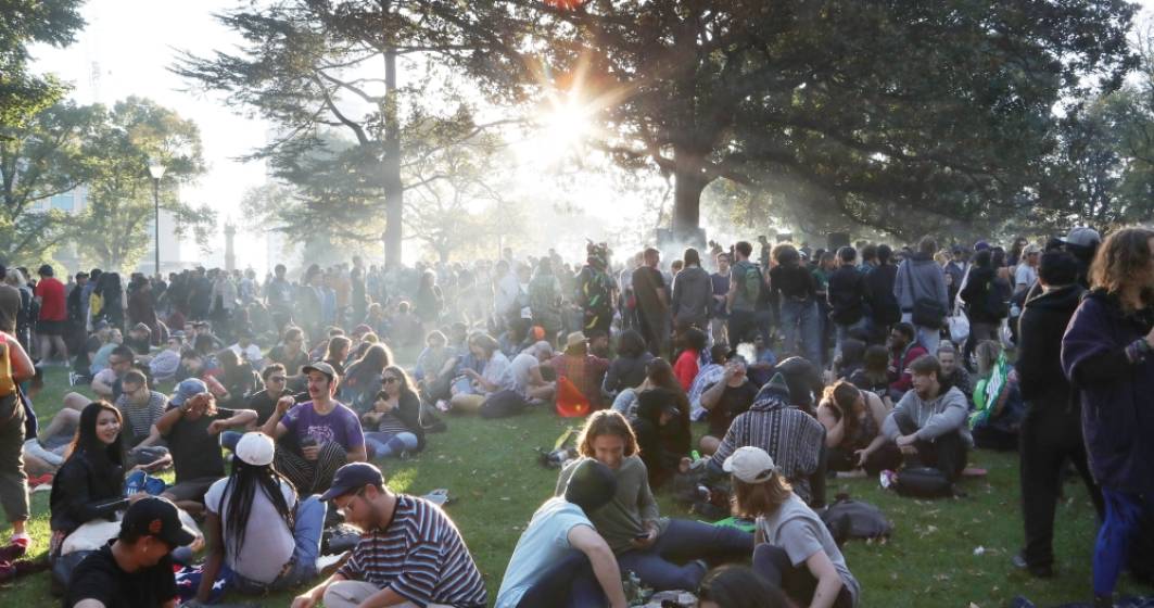 Imagine pentru articolul: Sute de canadieni au profitat de ziua asa-numita "4/20" pentru a fuma un joint inainte de legalizarea canabisului
