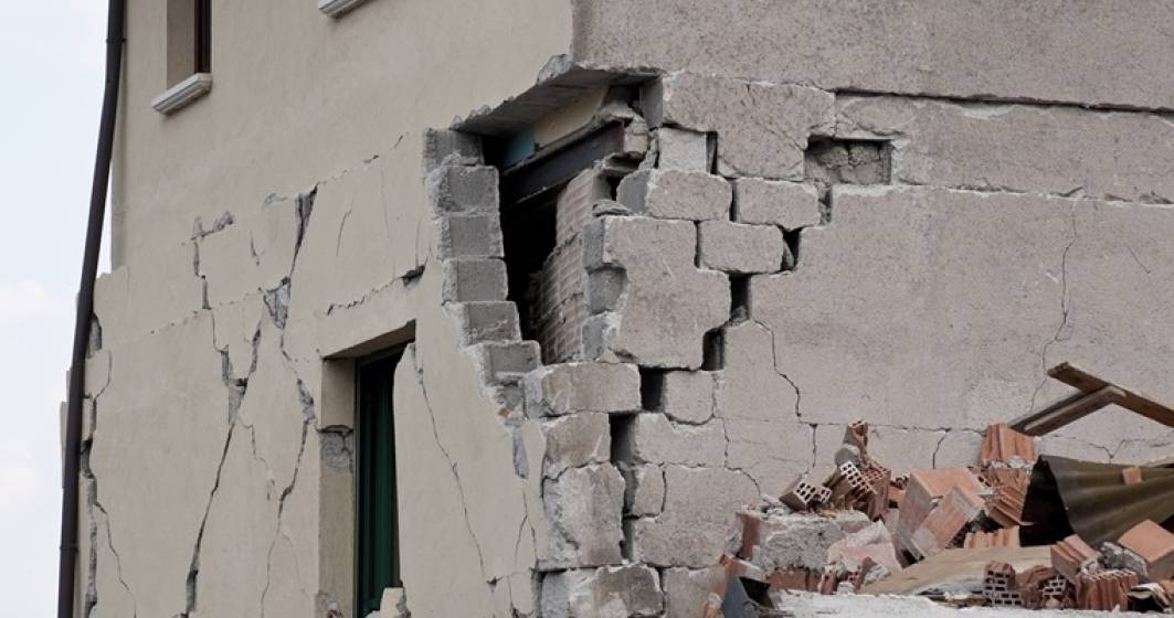 Imagine pentru articolul: Seismul s-a resimtit puternic la Iasi. Bucati de tencuiala de pe un imobil din centrul orasului au cazut pe trotuar