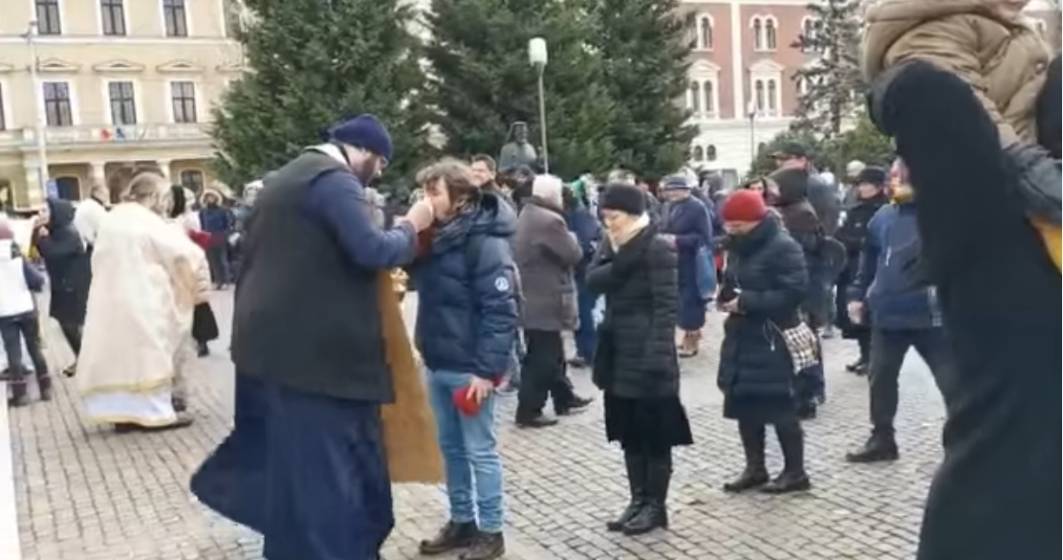 Imagine pentru articolul: VIDEO În plină epidemie de coronavirus, Catedrala Ortodoxă din Cluj-Napoca împărtășește zeci de oameni