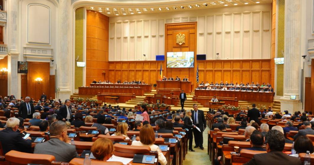 Imagine pentru articolul: Ziua motiunii de cenzura: Toti parlamentarii PSD au parasit sala de plen, sedinta risca sa ramana fara cvorum