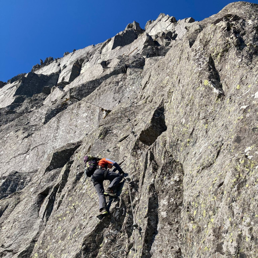Traseu pentru iubitorii de cățărari, pe cea mai înaltă faleză din Europa, în Norvegia. Priveliștea este uluitoare