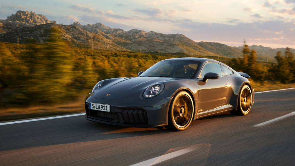 GALERIE FOTO | Porsche aduce motorul hibrid pe celebrul 911. Mașina are peste 500 de cai putere și tehnologie „furată” din Formula 1