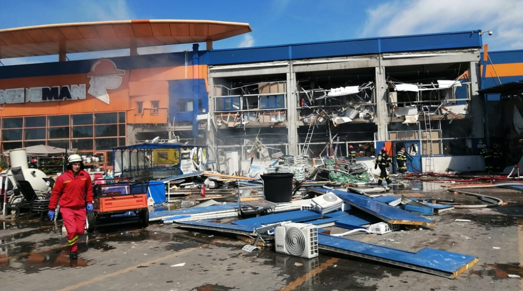 [FOTO] Explozie la Dedeman Botoșani: Persoanele rănite sunt duse la spital