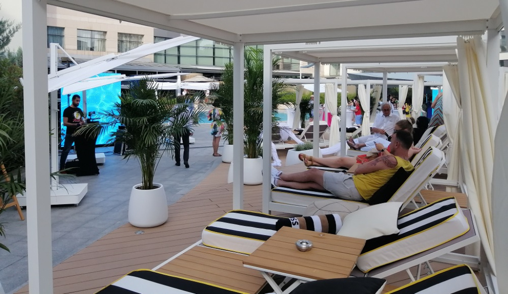 Radisson s-a reinventat: terasa cu piscină a devenit plajă urbană. Lior Bebera, GM Radisson Blu: Luxul înseamnă servicii foarte bune