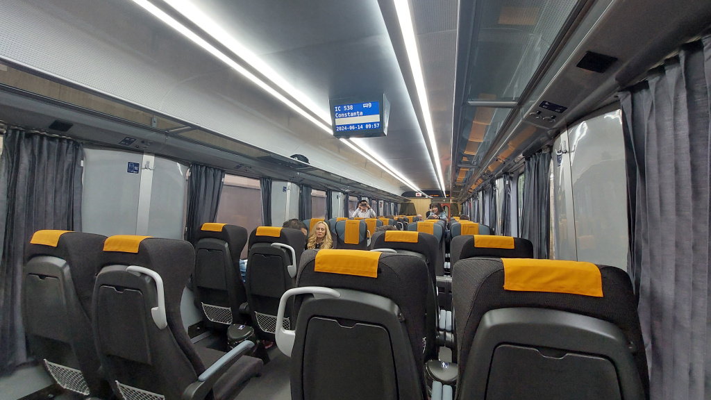[FOTO] Vagoane noi pe ”Trenurile soarelui” lansate de CFR. Cum arată garniturile care vor duce românii la mare anul acesta