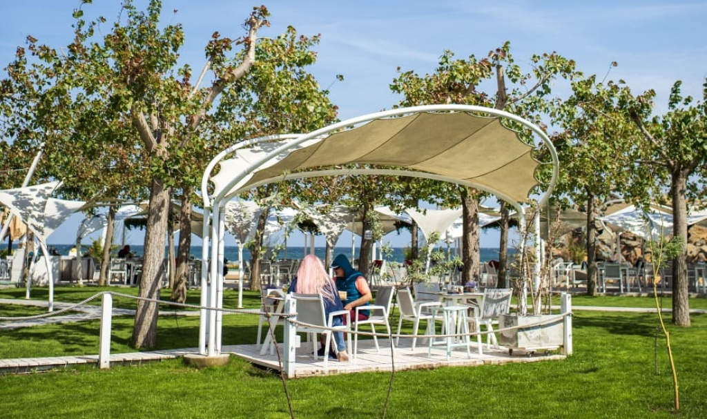 Cunoscutul restaurant de pe litoral Golful pescarilor deschide o nouă terasă pe plajă în urma unei investiții de 180.000 de euro