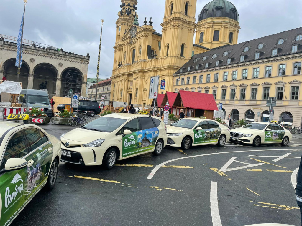 FOTO | Taxiurile nemților cheamă turiștii străini în România: cum arată mesajele de pe mașini