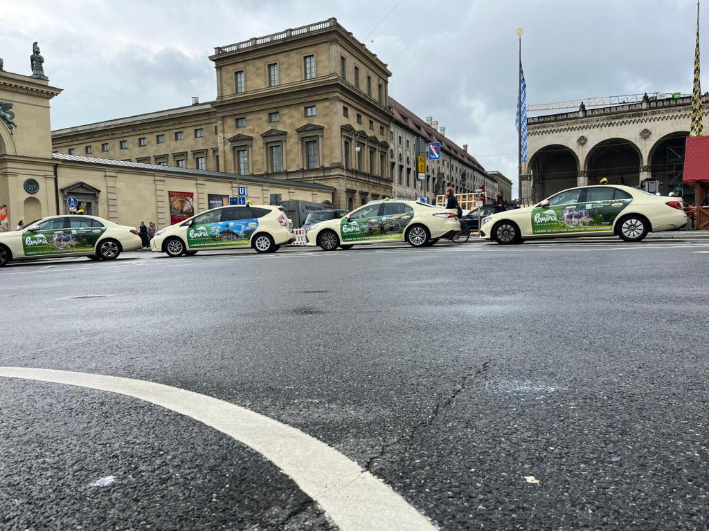 FOTO | Taxiurile nemților cheamă turiștii străini în România: cum arată mesajele de pe mașini