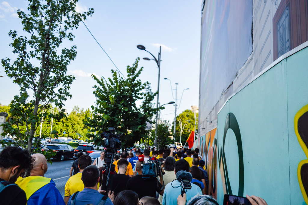 GALERIE FOTO | Românii au ieșit în stradă să sărbătorească victoria Tricolorilor împotriva Ucrainei