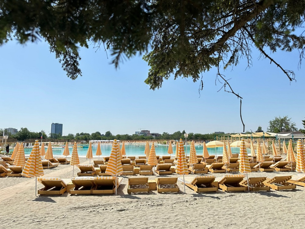 FOTO | Lagoon Park București: Cum arată și cât costă să petreci o zi pe nisipul celei mai noi plaje urbane din Capitală
