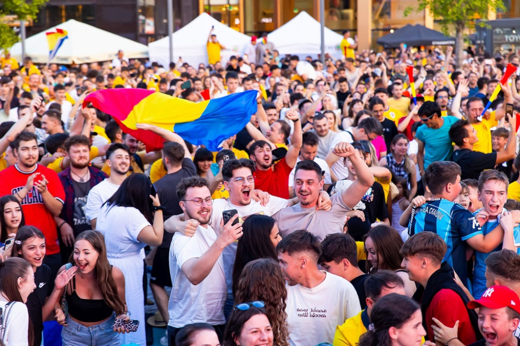 FOTO | EURO 2024, la mall: Românii s-au îngrămădit să vadă meciurile tricolorilor în centrele comerciale Iulius din Iaşi, Timişoara, Cluj şi Suceava